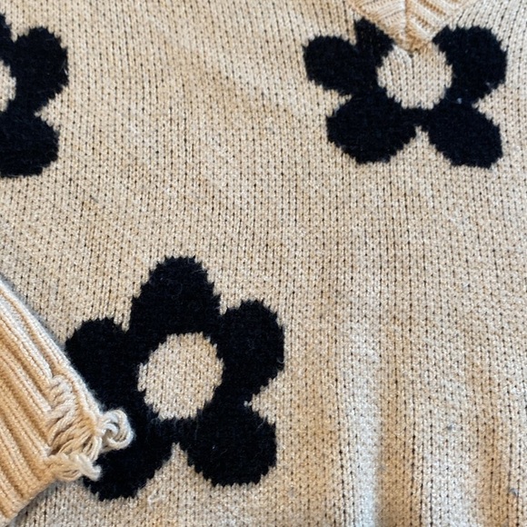 Bailey Rose Distressed Flower V Neck Sweater Soze XS in Like New Condition - Picture 2 of 8